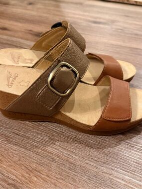 Dansko Shannon Sandals Wedge Women’s Size 41 Tan Gold Leather Comfort Adjustable
